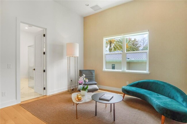Building Photo - 15023 Pendio Dr