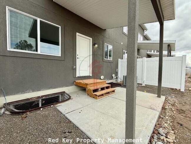 Building Photo - 730 N Townhouse Duplex