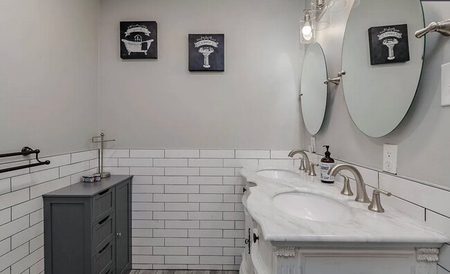 Building Photo - 3812 Brockhampton Dr