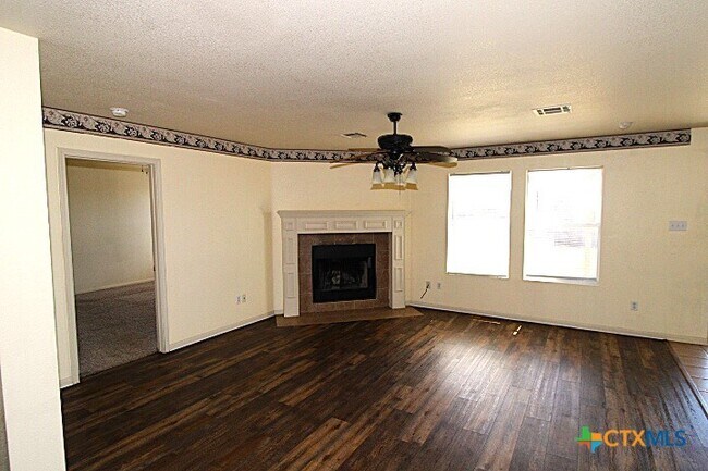 Building Photo - 5707 Schneider Dr