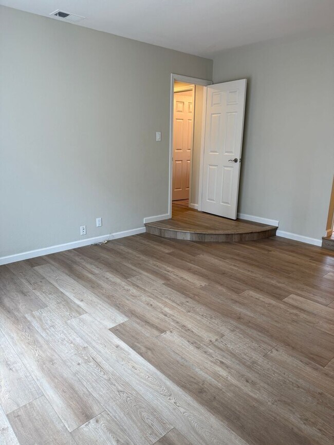 Building Photo - 1816 Boxwood Dr