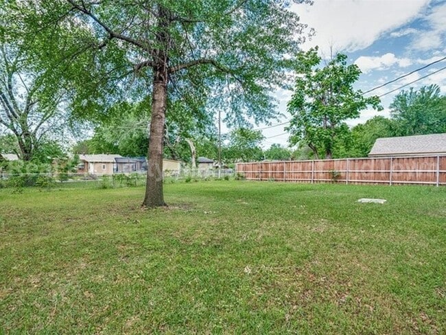 Building Photo - Charming 3-Bedroom Home with Spacious Yard...
