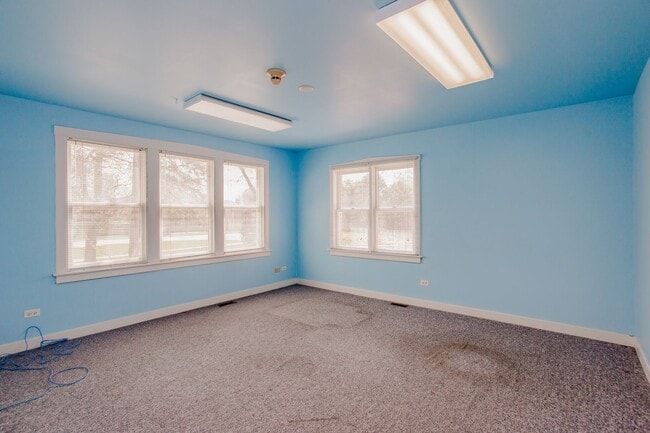 Building Photo - 1305 Oswego Rd