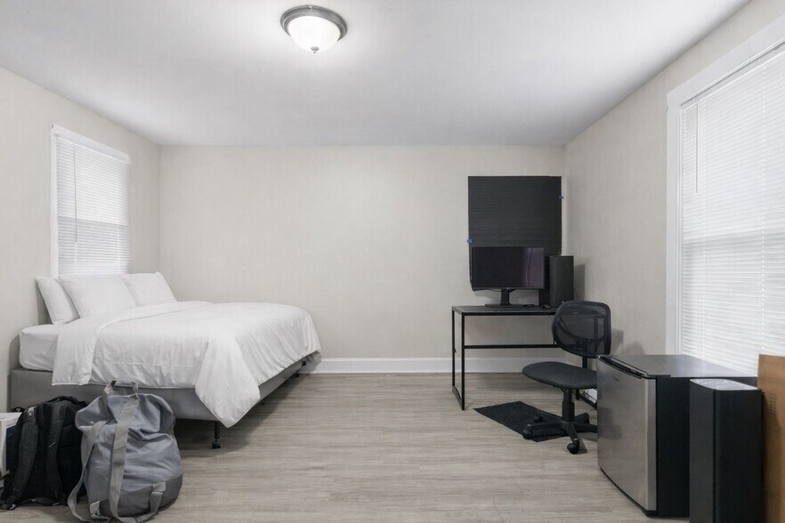 Building Photo - 72 Walnut St