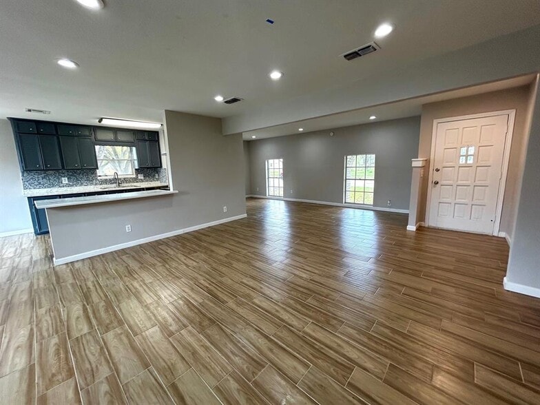 Building Photo - 5926 Darkwood Dr