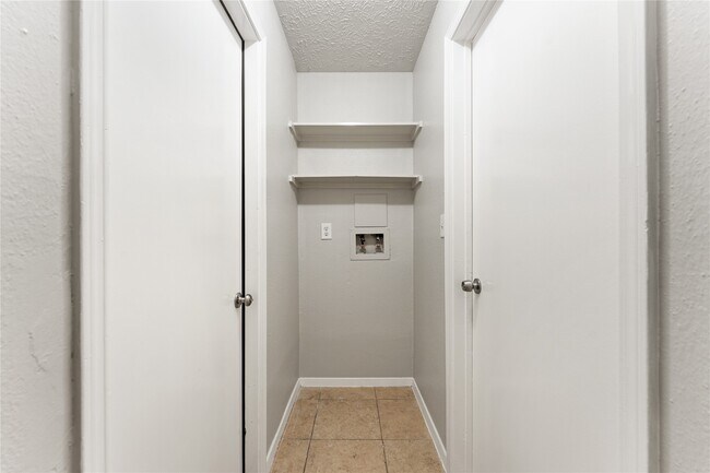 Building Photo - 10746 Staghill Dr