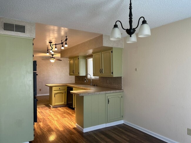 Building Photo - Charming and Close to Dining, Shopping, Gym, Theater