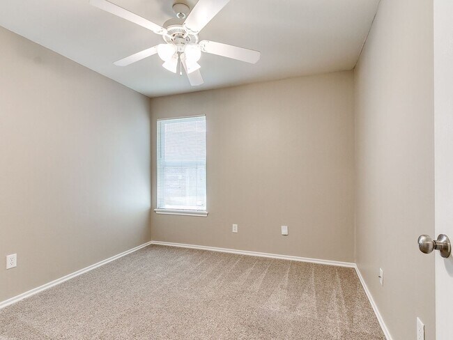 Building Photo - Beautiful Home in Edmond Community