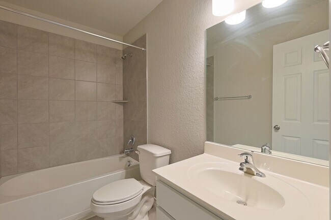 Building Photo - Charming 3/2 Minutes from Downtown NBTX