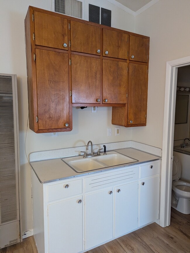 Building Photo - 635 E Grove Ave