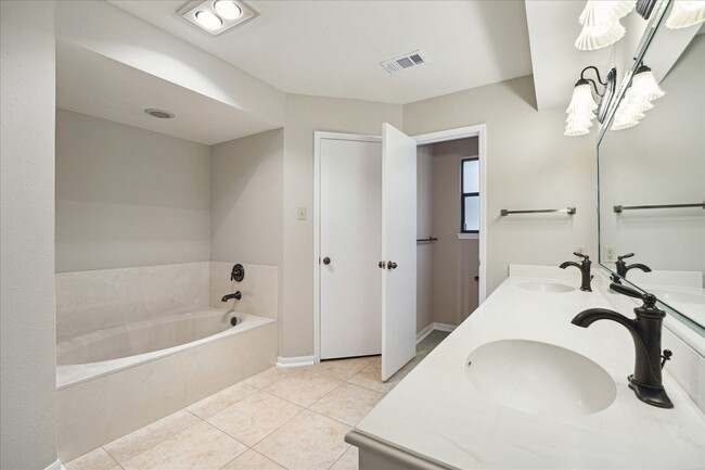 Building Photo - 4 Falling Star Rd