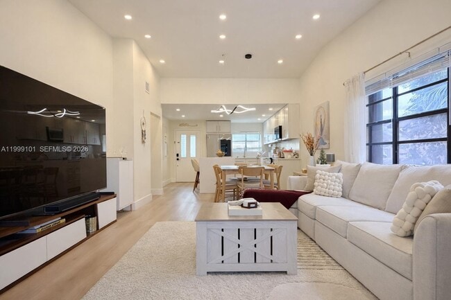 Building Photo - 769 Banks Rd