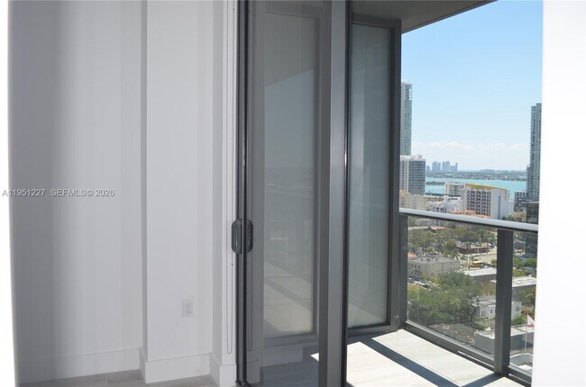 Building Photo - 121 NE 34th St