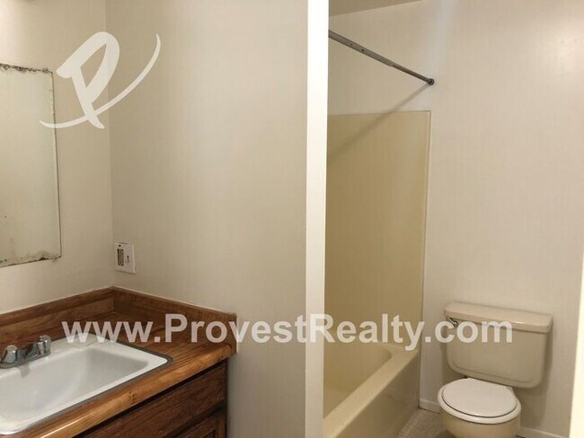 Building Photo - Cute 2 Bedroom 1.5 Bath Home in Victorvill...