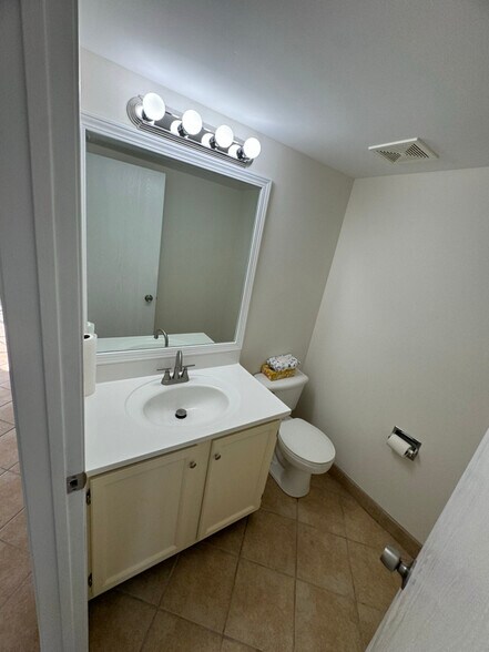 Building Photo - 6 Lansbury Ct