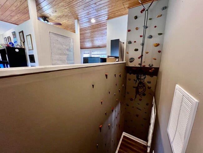 Building Photo - Love Where You Live in Lake Shores!