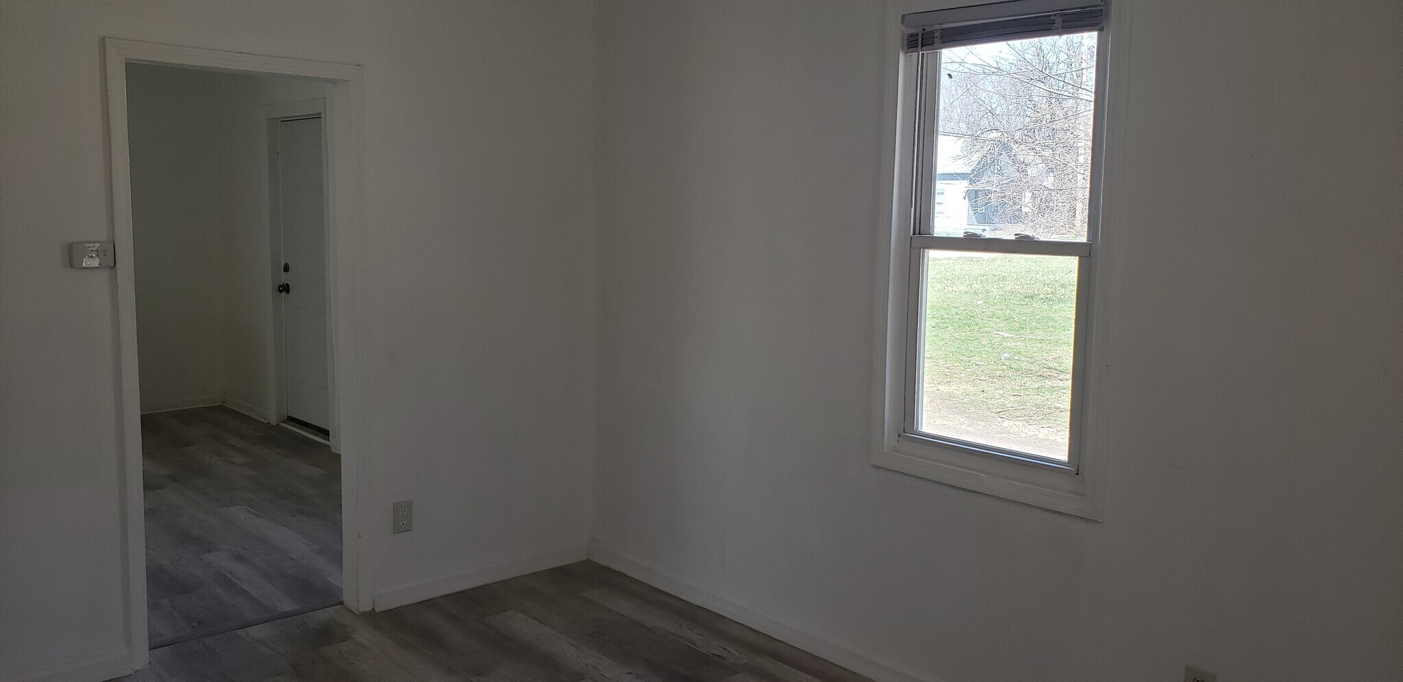 Living room - 3985 E 66th St