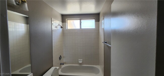 Building Photo - 190 Renville Ct