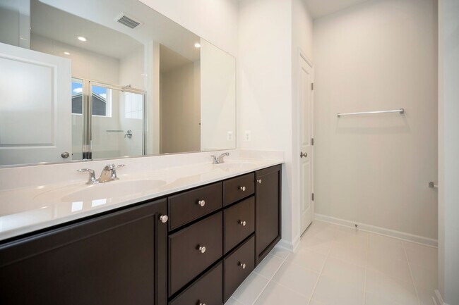 Building Photo - Great Townhome in Embrey Mill