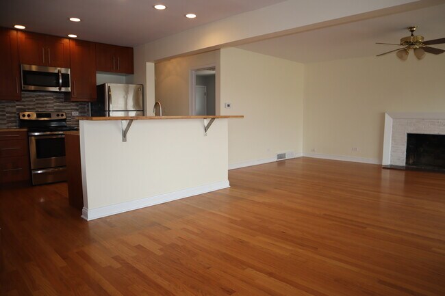 Building Photo - 3112 W 101st Pl