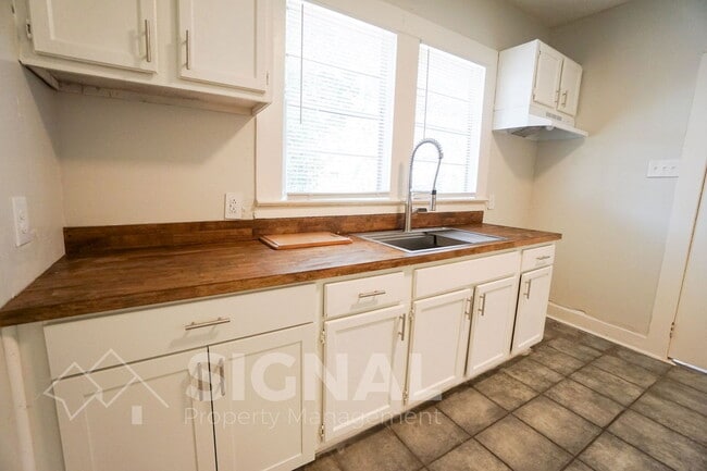 Building Photo - 1906 15th Ct N