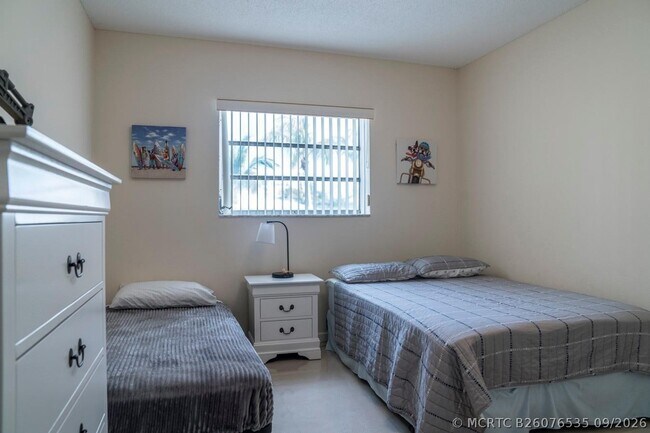 Building Photo - 424 N Riverside Dr