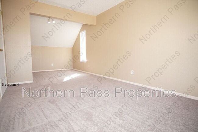 Building Photo - 637 Woodcrest Ln