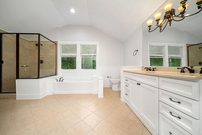 Building Photo - Charming 3BE/2BA cottage in a great locati...