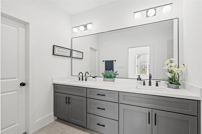 Building Photo - 5213 Pine Tree Dr