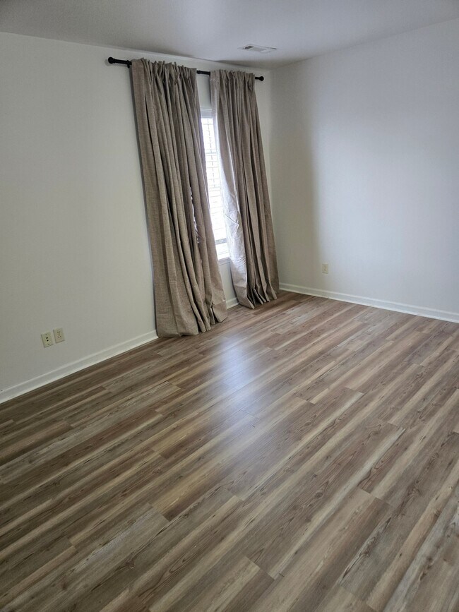 Building Photo - 129 Village Dr