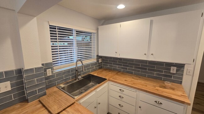 Building Photo - 1 Bedroom Walking Distance to Downtown and Ives Park