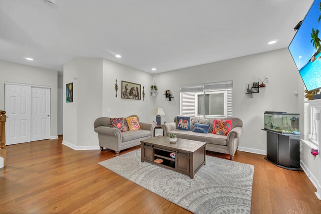 Building Photo - 898 Lakestone Ln