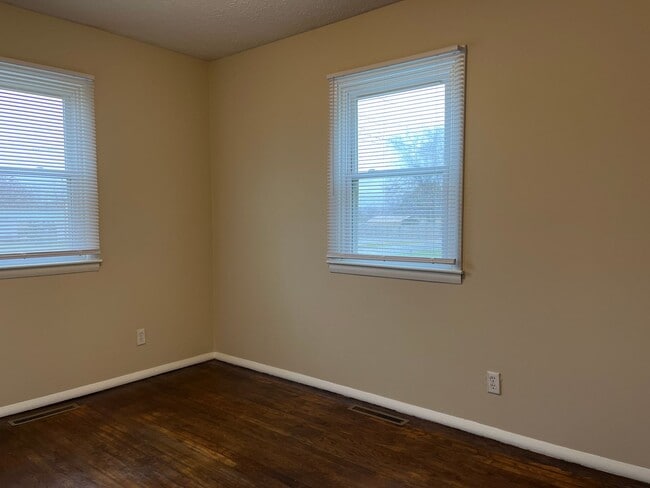 Building Photo - Centrally located 3 bedroom bungalow READY NOW!