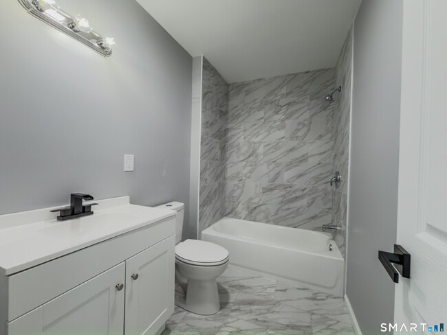 Building Photo - 228 Holly St