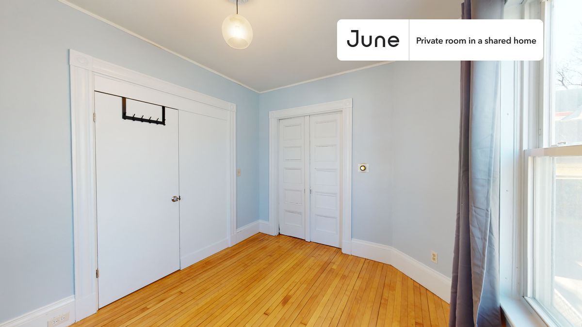 Building Photo - Private bedroom in 6 bed/1.5 bath Home
