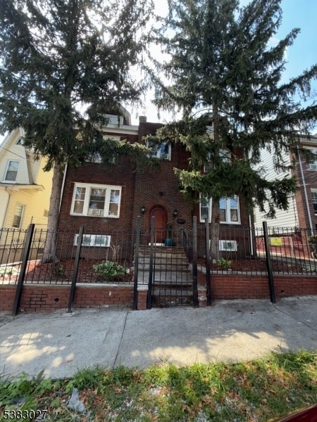 Primary Photo - 92 Schofield St