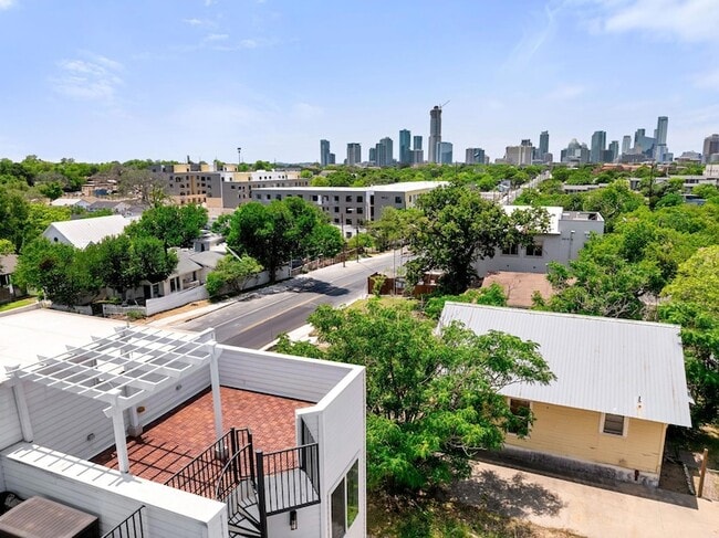Building Photo - 2108 Rosewood Ave