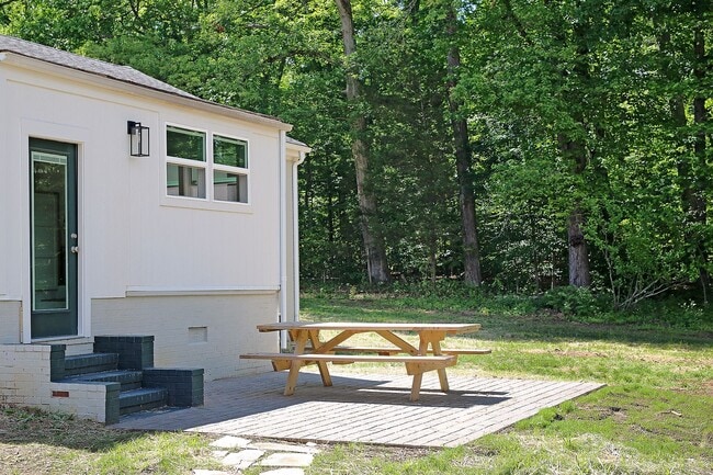 Building Photo - Updated Keswick Cottage on Over 7 Acres