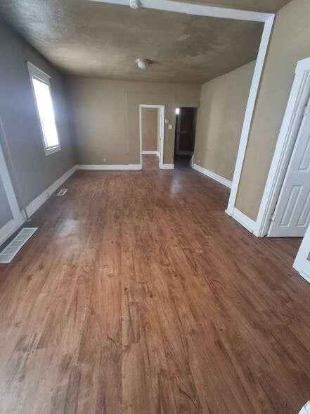 Building Photo - 1558 N Main St