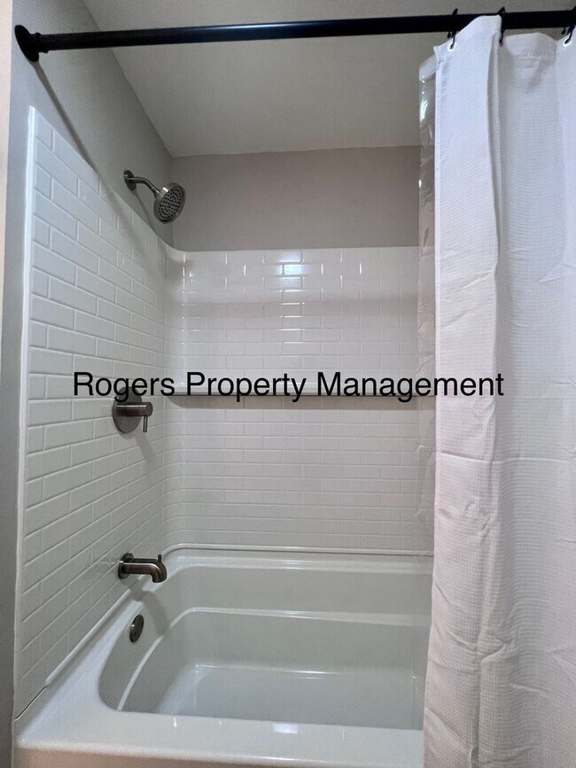 Building Photo - Renovated Apartment - Comfy and Convenient