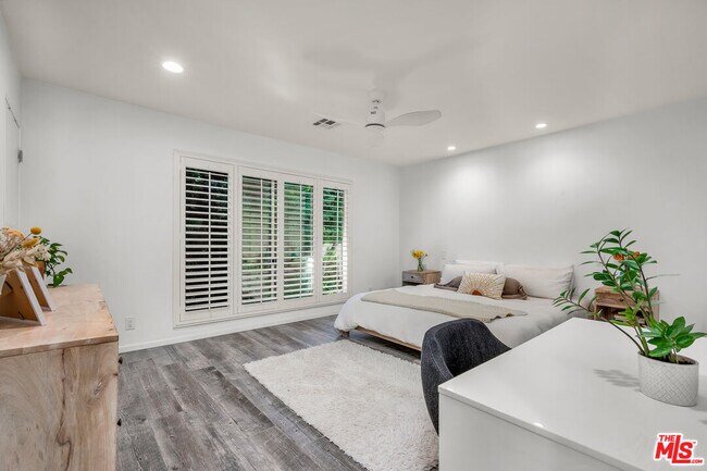 Building Photo - 14238 Dickens St