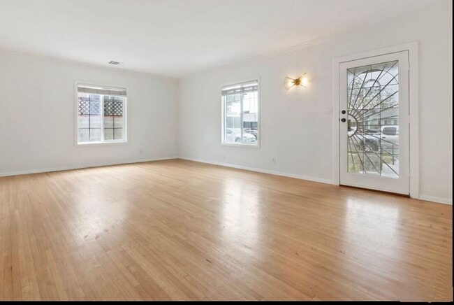 Building Photo - 923 W Orange Grove Ave