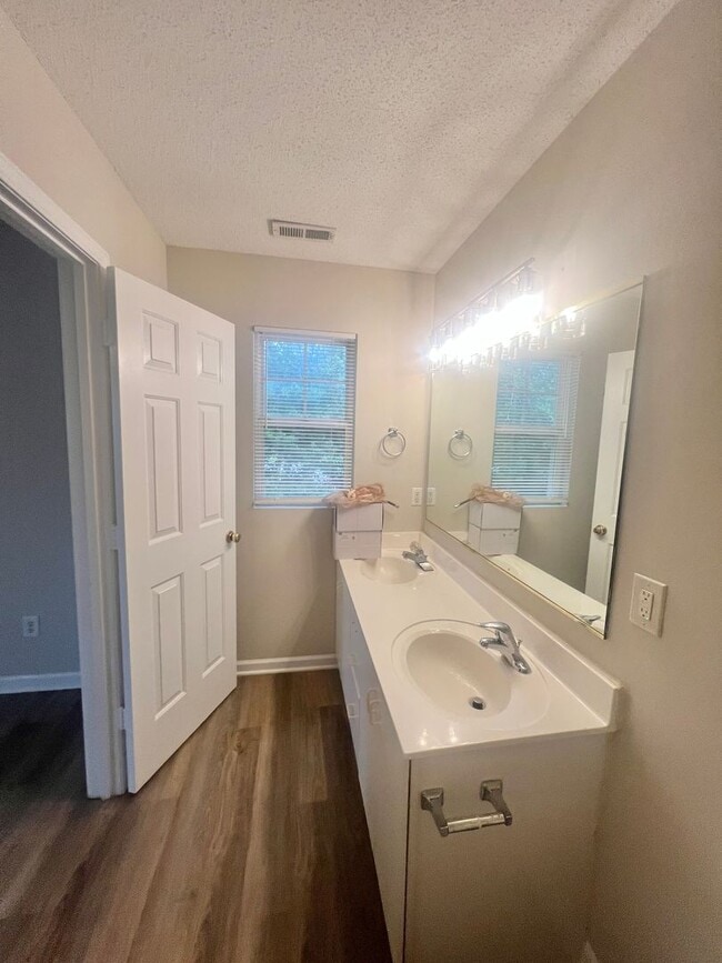 Building Photo - RENT SPECIAL! UPDATED MODERN UNIT! 3BR Clo...