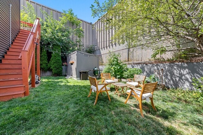 Building Photo - 10 Grant St