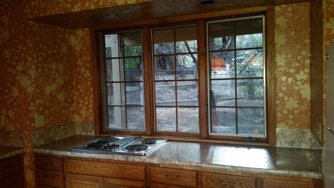 Building Photo - Occupied, do not disturb tenants. 1950's Craftsman 2br 2ba duplex on two levels, lawncare provide...