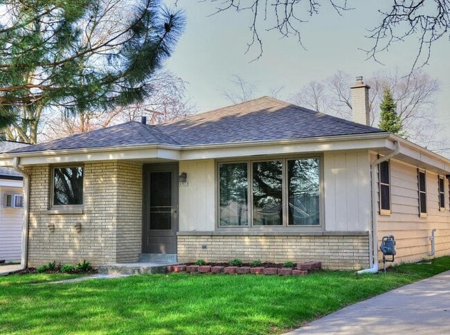 Building Photo - 1913 N 118th St