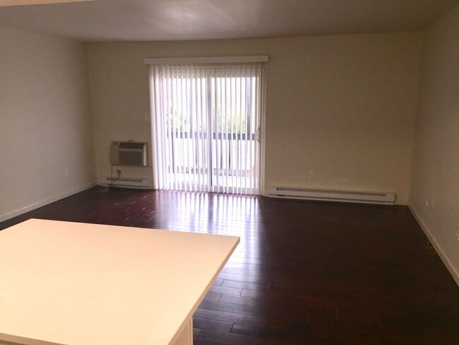 Interior Photo - 404 5th Ave