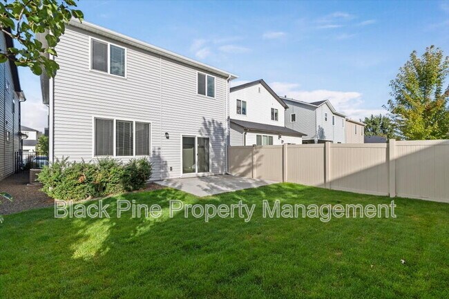 Building Photo - 3098 N Lochness Ave