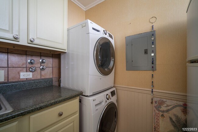 Building Photo - CONVENIENTLY LOCATED 1BR/1BA/1PKG UNIT IN THE CENTRE COURT CONDOMINIUM IN HALAWA