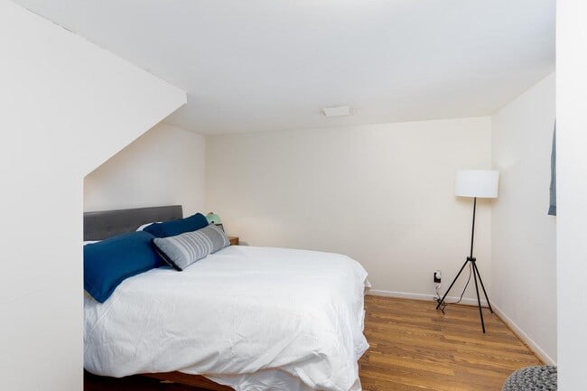 Building Photo - 376 Crown Point